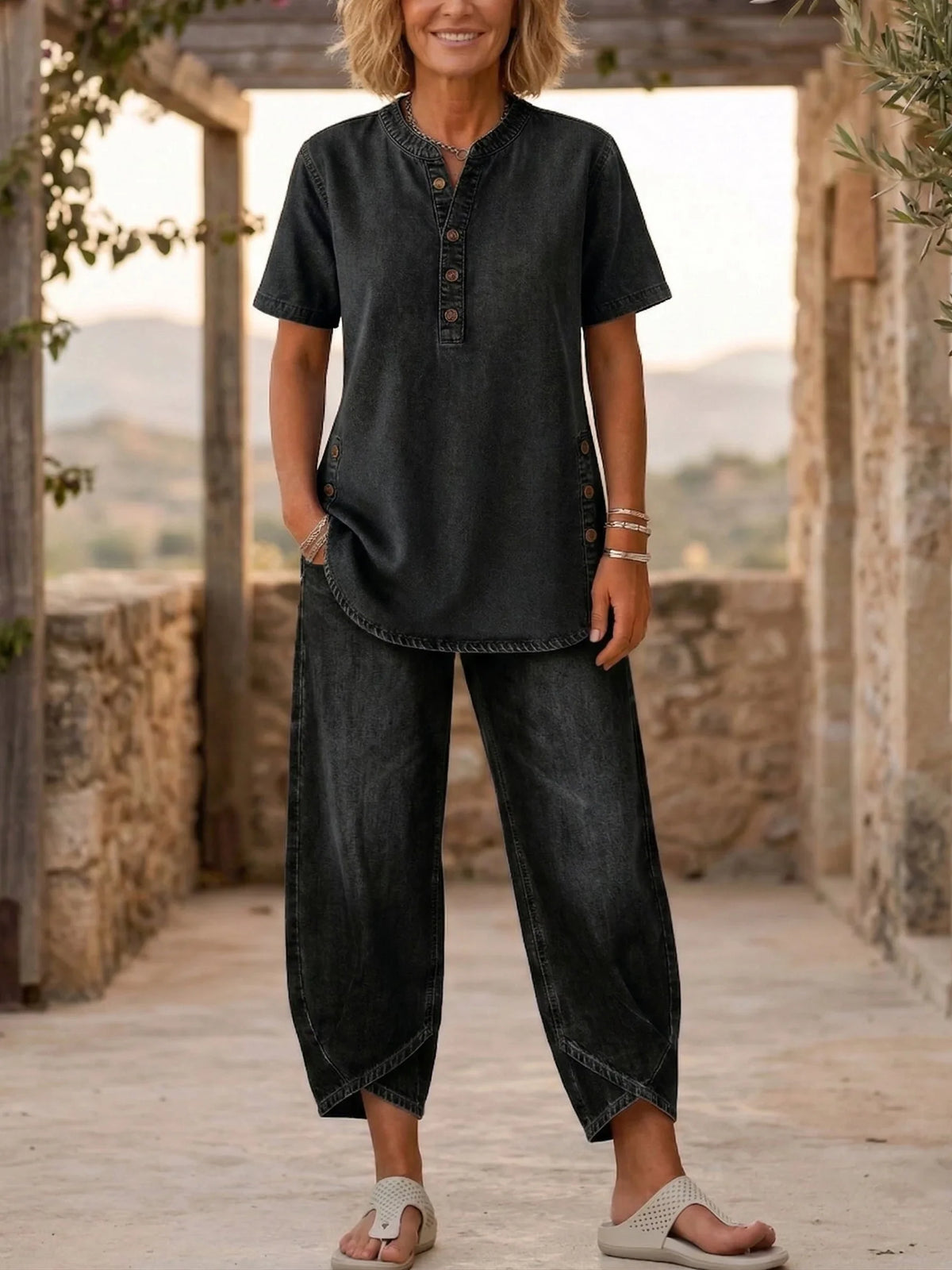 Simple and comfortable short-sleeved top and cropped jeans set
